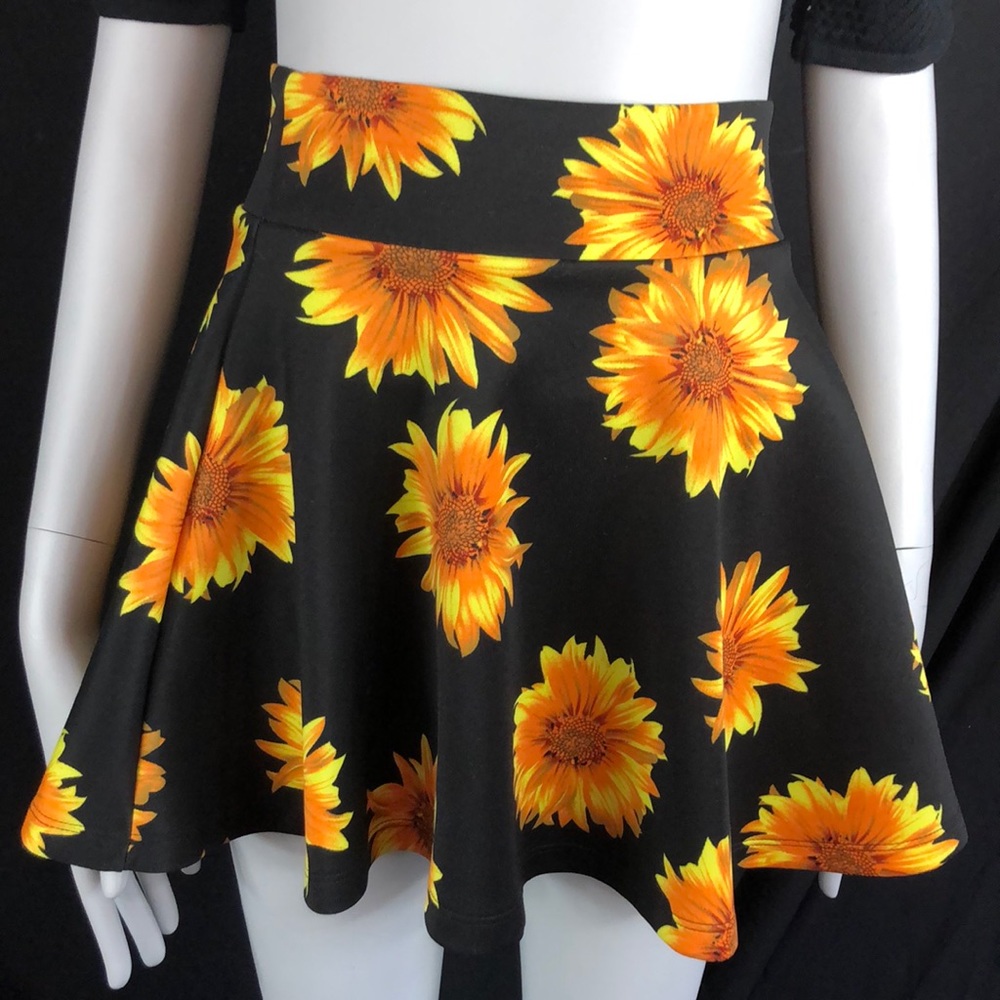 UK2LA Easy Care Pull On Black Mini-Skirt w/Sunflowers